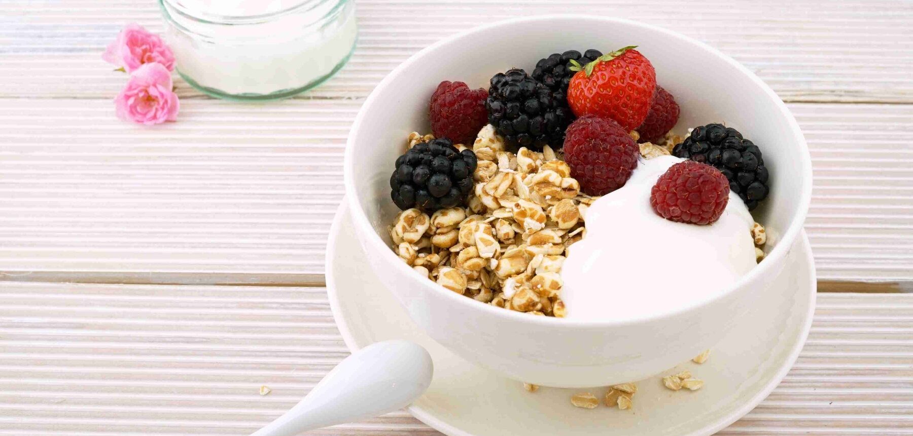 What to eat before a workout Oatmeal with berries and nuts