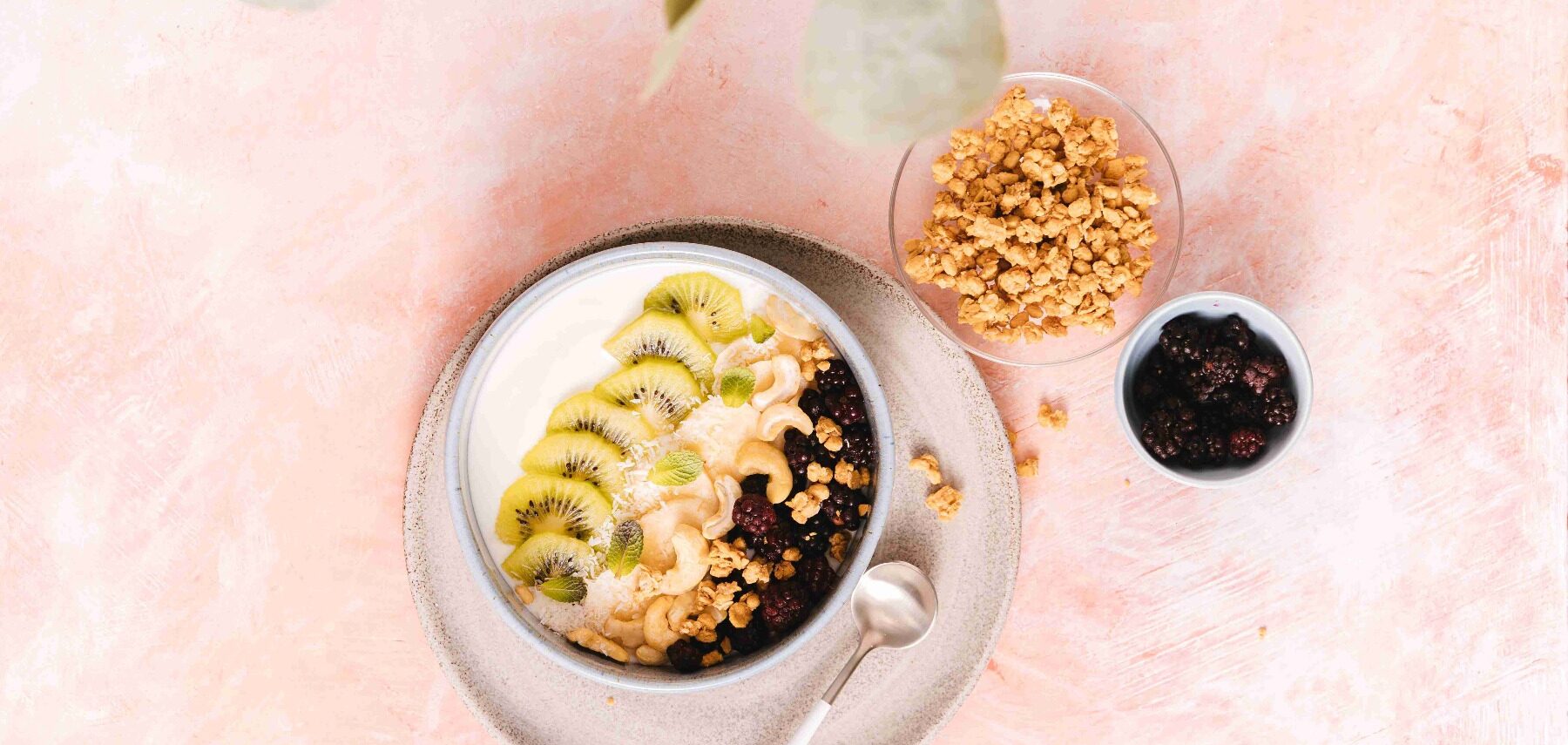 What to eat before a workout Yogurt with fruit and granola